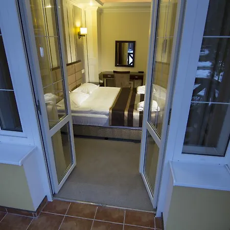 Belle Royalle Lisarnya