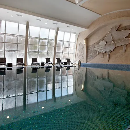 Belle Royalle Lisarnya